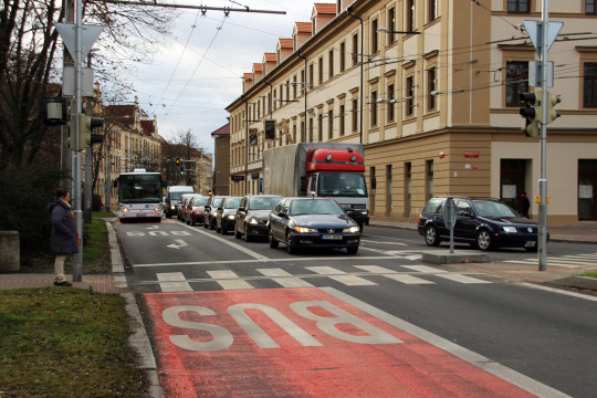 60. Vyhrazený jízdní pruh pro autobusy/trolejbusy je efektivním prostorovým preferenčním opatřením.