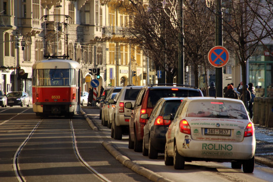 61. Fyzicky oddělený tramvajový pás.