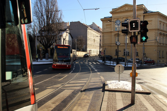 62. Křižovatka řízená světelnou signalizací (SSZ) s preferencí MHD (tram).