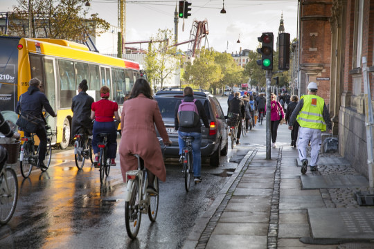 65. Cyklistická doprava integrovaná do hlavního dopravního prostoru místní komunikace.